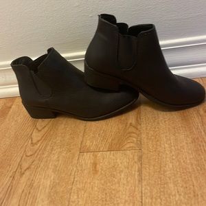 Girl’s black ankle boots